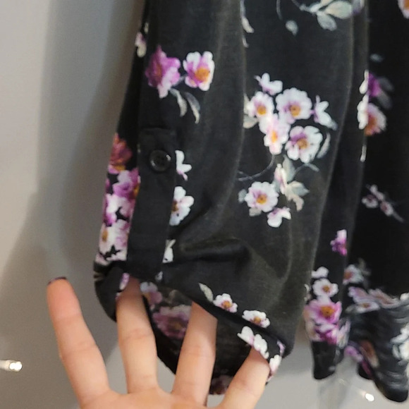 H14-NO BOUNDARIES: WOMEN SIZE XL FLOWERED QUARTER SLEEVE FLOWERED TOP - Picture 3 of 5